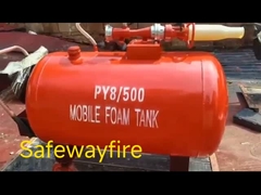 赤い移動式泡タンク